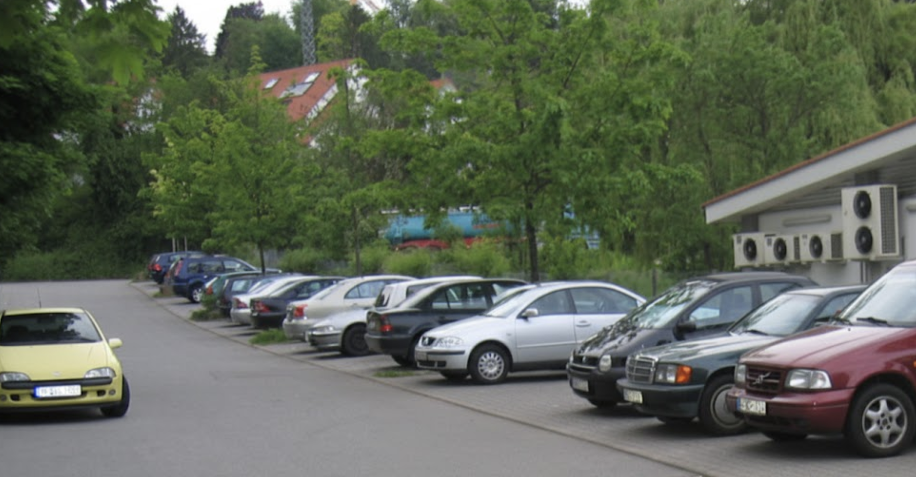 Hans Knapperts Busch Straße Maihälden 2005 mit grünen Baulücken - unbebaute Bereiche nördlich des Norma und der Maurice Ravel Straße